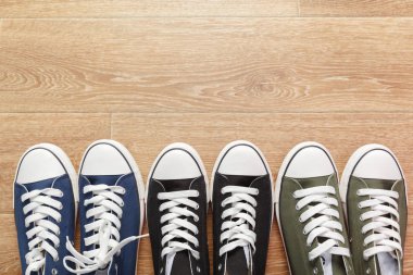 ahşap arka plan üzerinde yeni spor ayakkabı yakın çekim 