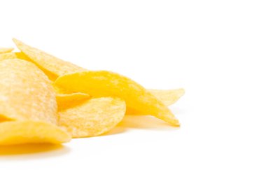 beyaz izole sarı patates cipsi