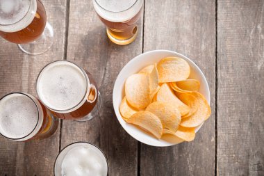 Ahşap arka planda cam bira