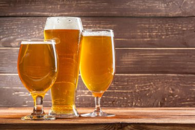 bardak bira rustik arka plan üzerinde