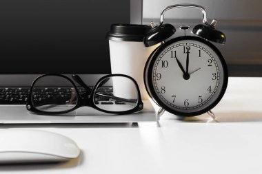 Ofis deri resepsiyon masası ile bilgisayar, malzemeleri