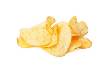 Beyaz üzerinde izole patates cipsi