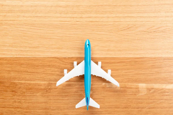 Brinquedo Avião Passageiros Fundo Madeira — Fotografia de Stock