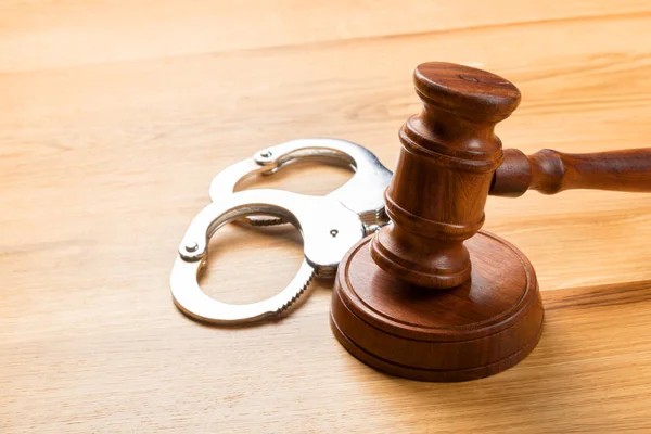 Tokmak ve ahşap masa arka plan üzerinde kelepçe