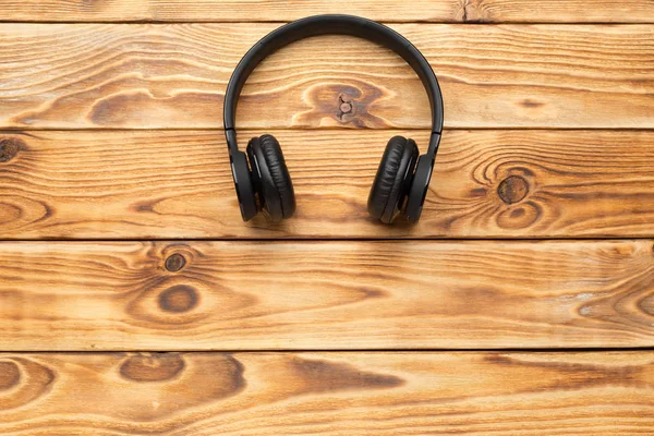 Auriculares Estéreo Sobre Fondo Madera — Foto de Stock