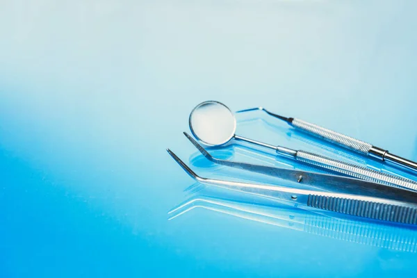 在蓝色背景下的牙医医疗工具 — 图库照片