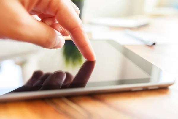 Mujer Está Trabajando Tableta — Foto de Stock