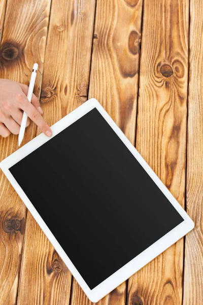 Mujer Usando Tableta Digital Fondo Cerca —  Fotos de Stock