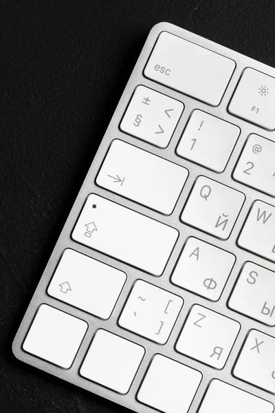 Bürotisch Mit Tastatur Isoliert Auf Schwarzem Hintergrund — Stockfoto