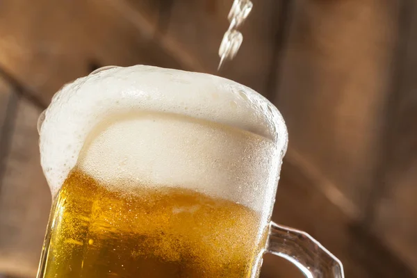 Glas Bier Mit Schaum Auf Holzgrund — Stockfoto