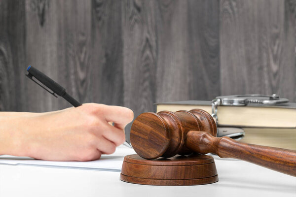 Молоток, книги и наручники
