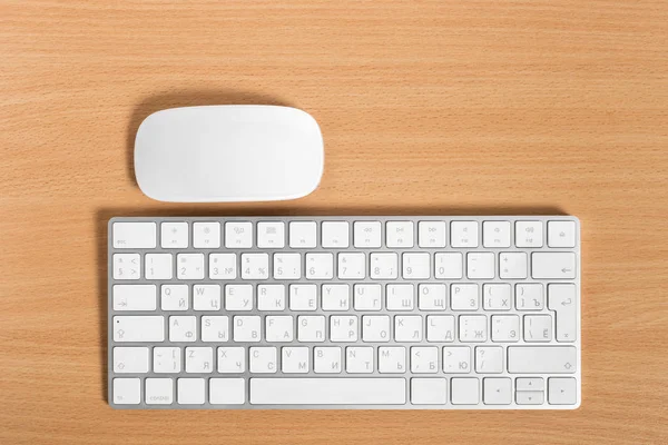 現代ビジネス机とキーボード マウス — ストック写真