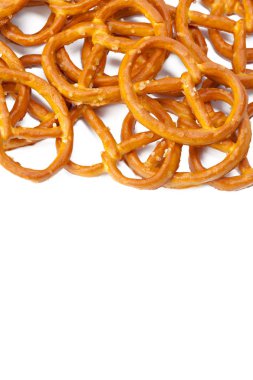 Beyaz arka plan üzerinde izole sırlı ve tuzlu kraker