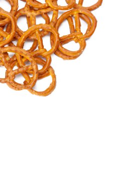 Beyaz arka plan üzerinde izole sırlı ve tuzlu kraker