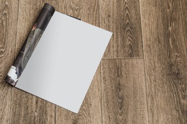 Ahşap arka plan üzerinde alay dergi