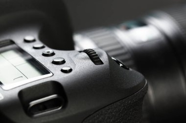 Dijital Slr fotoğraf makinesi arka plan üzerinde Kapat