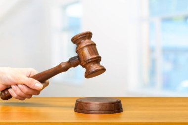 Birileri el ahşap hukuk tokmak tutarak