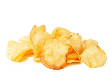 Beyaz üzerinde izole patates cipsi