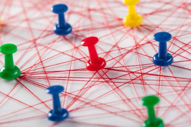 Renkli iğne ile ağ