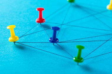 Renkli iğne ile ağ