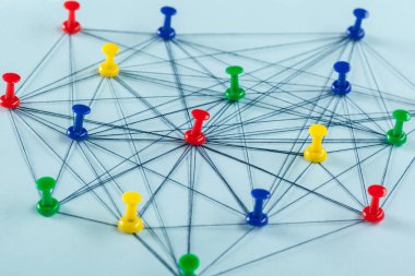 Renkli iğne ile ağ