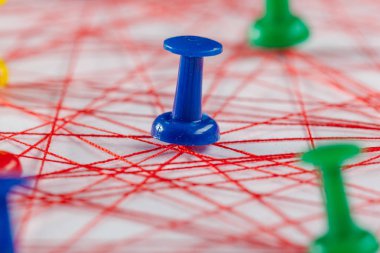 Renkli iğne ile ağ