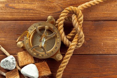 Pusula ve ahşap masa ipe