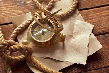 Pusula ve ahşap masa ipe