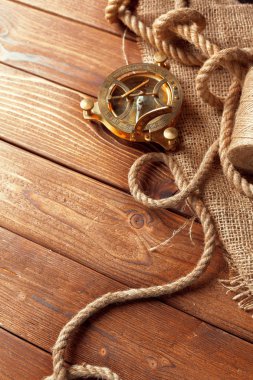 Pusula ve ahşap masa ipe