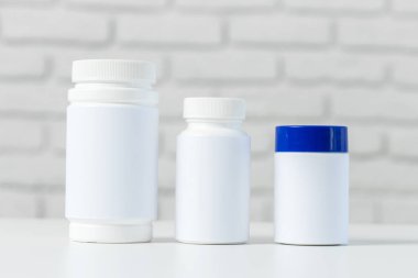 beyaz masa hapları. yakın çekim.