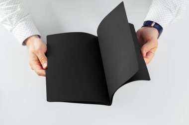 Öğrenme ve defter üzerinde yazma adam