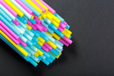 Renkli payet koyu arka plan üzerinde içme