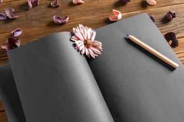 Boş defter vintage ahşap masaya çiçek ile