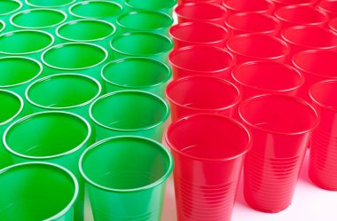 Beyaz arka plan üzerinde izole çok renkli plastik gözlük