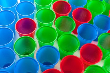 Beyaz arka plan üzerinde izole çok renkli plastik gözlük