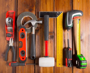 Ahşap arka planda çeşitli çalışma araçları