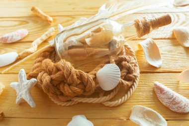 Fikir dekorasyon deniz kabuklarını ve cam şişe