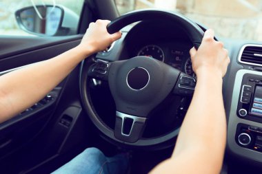 Kadın sürücü araba kullanıyor.