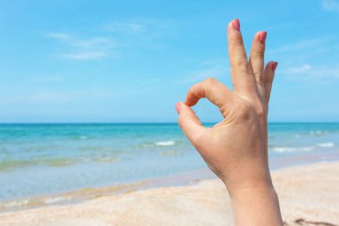 el işareti mavi deniz ve gökyüzü arka plan, yaz seyahat, tatil tatil kavramı arka plan