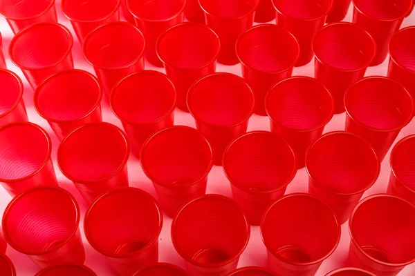 赤の使い捨てのプラスチックのコップ — ストック写真