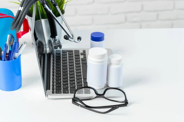 Stetoscopio Laptop Pillole Sul Tavolo Bianco — Foto Stock