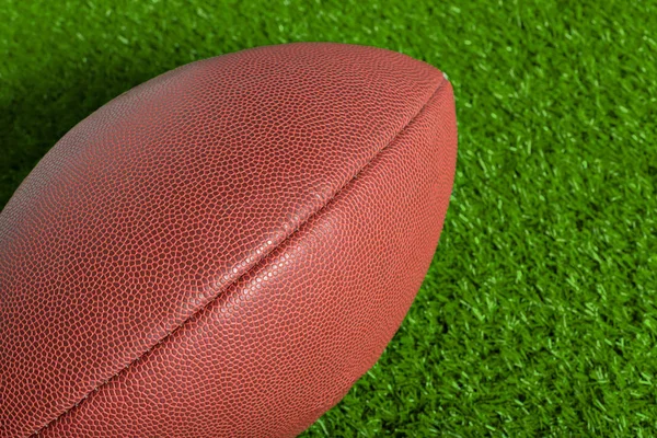 American Football Ball Auf Grünem Rasen Nahaufnahme — Stockfoto