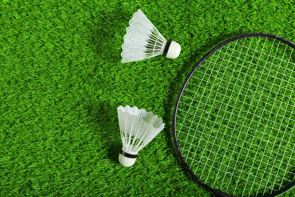 Shuttlecock Raqueta Bádminton Hierba Verde —  Fotos de Stock