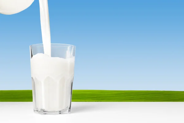 Milch Auf Einem Tisch Mit Natürlichem Hintergrund — Stockfoto