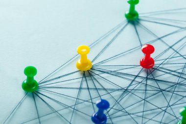 Renkli iğne ile ağ