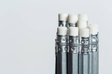 Açık renkli kalemler yığını yakın çekim 