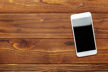 Ahşap masa boşaltmak ile Smartphone