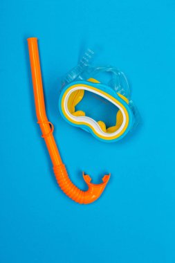 Plaj aksesuarları renk arka plan üzerinde. Üstten görünüm.