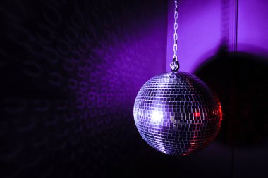 Arka plan bulanık ayna disko topu