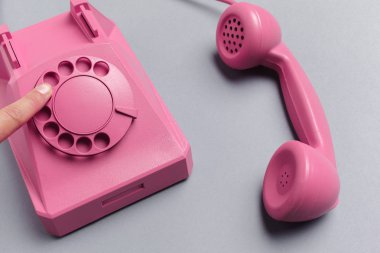 renk arka plan üzerinde Vintage telefon